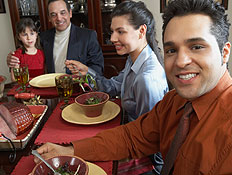 גבר מחייך בארוחה משפחתית (צילום: Jack Hollingsworth, GettyImages IL)