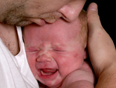 תינוק בוכה בזרועות אביו- תינוקות בוכים (צילום: Tari Faris, Istock)