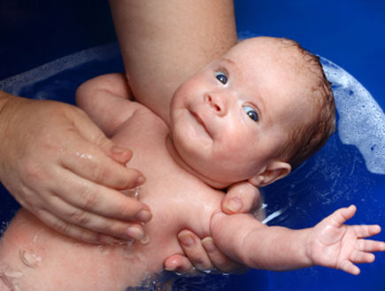 תינוק באמבטיה- תינוקות בוכים (צילום: Mikhail Kokhanchikov, Istock)