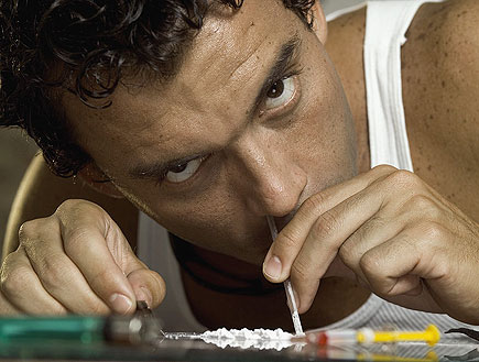 גבר מסניף קוקאין (צילום: Medioimages/Photodisc, GettyImages IL)
