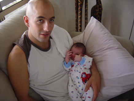 מייקל פישר ובנו התינוק (צילום: משפחת פישר)