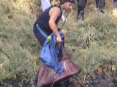 גופתה של רוז פיזאם ברגע שנמצאה בנחל הירקון במזוודה (צילום: חדשות 2)