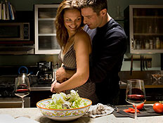 גבר ואשה מתחבקים במטבח (צילום: Charles Gullung, GettyImages IL)