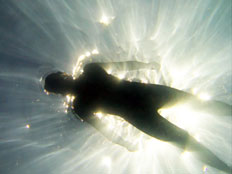 אילוסטרציה - איש טובע בים (צילום: Nemeziya, Shutterstock)