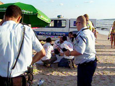 ניידת משטרה בחוף הים (צילום: חדשות 2)