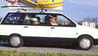 משפחה ברכב בדרך לחופשה (צילום: Peo Quick, GettyImages IL)