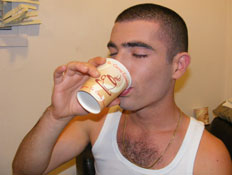 עומר לא עולה לשיר בלי כוס תה (צילום: רועי ברקוביץ')