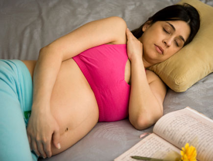 אשה בהריון חולמת (צילום: LattaPictures, Istock)