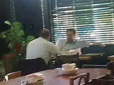 דן מרידור אוכל במסעדה בתשעה באב (צילום: כיכר השבת)
