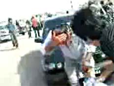 הפגנות בטהרן פרופסור עם ראש שבור (צילום: youtube)