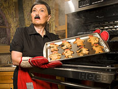 רוזאן בר מחופשת לנאצי ואופה עוגיות (צילום: מגזין היב)