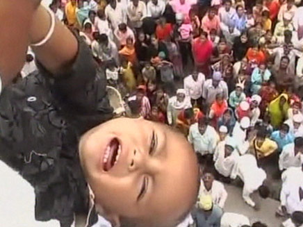 טקס השלכת ילדים בהודו (צילום: AP)