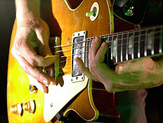 רוק פיילס - גיטרה (צילום: רועי ברקוביץ')