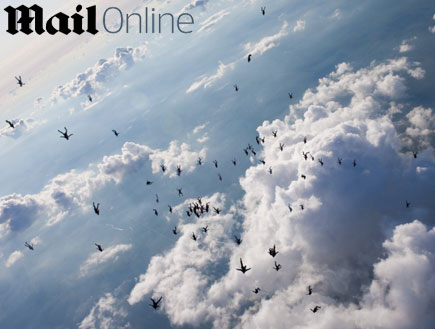 הצנחנים קופצים מהמטוס (צילום: אתר הדיילי מייל)