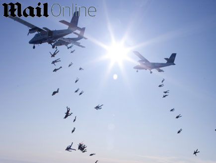 עשרות הצנחנים צונחים יחד (צילום: אתר הדיילי מייל)