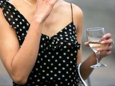 אישה שותה יין (צילום: AP)