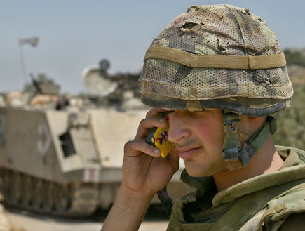 חייל מדבר בטלפון סלולרי (צילום: David Silverman, GettyImages IL)
