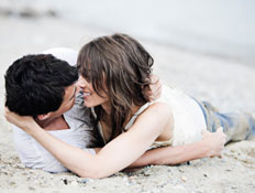 זוג מתנשק על חוף הים- סקס (צילום: Vasko, Istock)