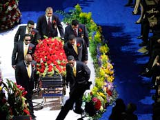 אחיו של מייקל ג'קסון סוחבים את ארון הקבורה (צילום: AP)