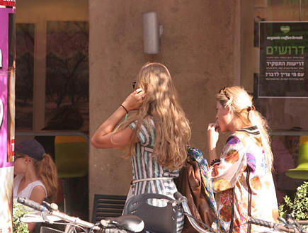 אסתי גינזבורג בחופשת שבת שותה שייק, פפראצי (צילום: אלעד דיין)