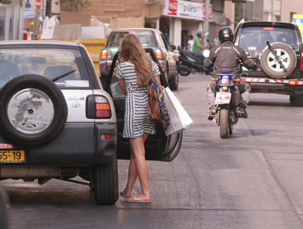 אסתי גינזבורג בחופשת שבת שותה שייק, פפראצי (צילום: אלעד דיין)