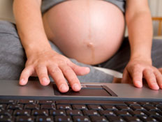 אשה בהריון מקלידה במחשב (צילום: Brosa, Istock)