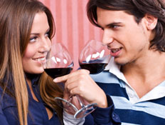 זוג שותה יין- מאכלים שמשפרים סקס (צילום: istockphoto)
