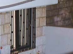 חלוןן הדירה בה נרצחה אישה בירושלים (צילום: חדשות 2)