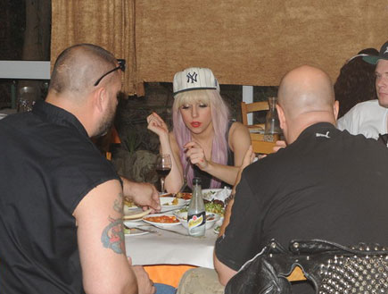 ליידי גאגא אוכלת (צילום: אלעד דיין)