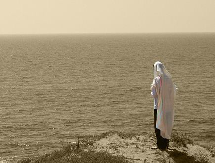 דתיות גאה - גבר עטוף בתלית עם צבעי הגאווה (צילום: דרור - עורך אתר הו
