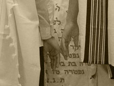 שני גברים דתיים מחזיקים ידיים בבית כנסת (צילום: דרור - עורך אתר הו