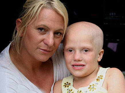 אם ובתה חולת הסרטן שהותקפה (צילום: dailymail)