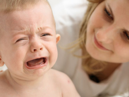 תינוק בוכה אצל הבייביסיטר (צילום: Damir Cudic, Istock)