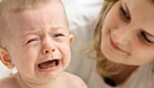 תינוק בוכה אצל הבייביסיטר (צילום: Damir Cudic, Istock)