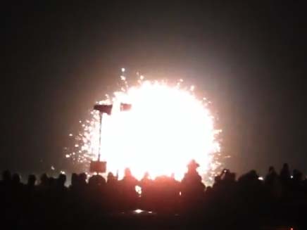 התפוצצות זיקוקין (צילום: youtube)