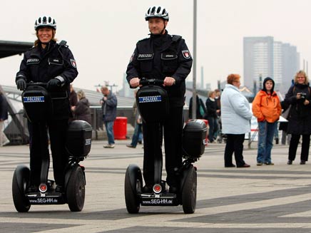 שוטרים על סגוויי בגרמניה (צילום: AP)