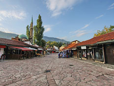 רחוב ובתים בסרייבו (צילום: bojan fatur, Istock)