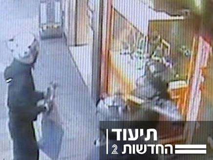 אופנוענים חמושים בפטישים פרצו לחנות תכשיטים (צילום: CNN)