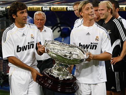 ראול וגוטי עם גביע סנטיאגו ברנבאו (צילום: רויטרס)