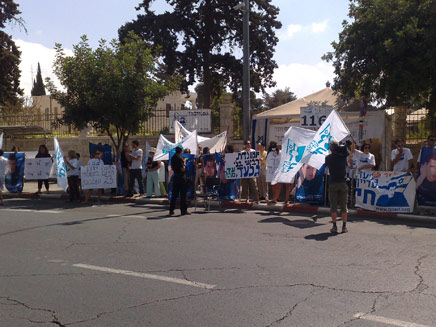 הפגנה למען גלעד שליט מול בית ראש הממשלה (צילום: יוסי זילברמן)