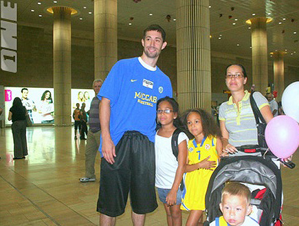 וישנייבסקי בשדה התעופה עם משפחתו (צילום: קובי אליהו, מערכת ONE)