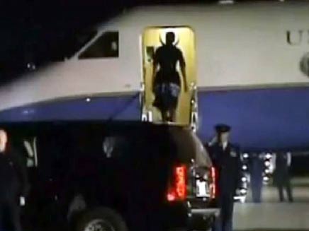 מישל אובמה מקבלת מכה בראש מהמטוס (צילום: חדשות 2)