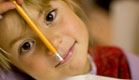 ילדה מחזיקה עיפרון- בחזרה לבית הספר (צילום: MarkPapas, Istock)