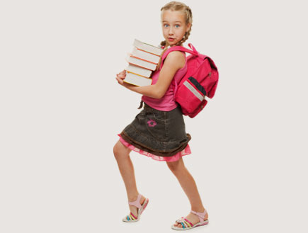 ילדה מחזיקה ספרים- חזרה לבית הספר (צילום: Andrejs Pidjass, Istock)