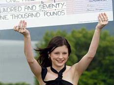 זכתה ב10 מיליון שקלים בגיל 16 ופשטה רגל עקב סמים (צילום: NEWS OF THE WORLD)