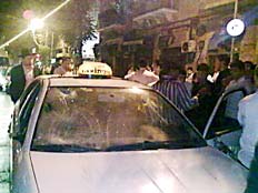 מונית מנופצת (צילום: חרדים)