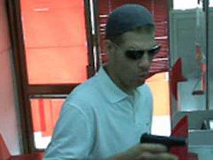 מזהים את השודד?  שוד סניף דואר בבני ברק (צילום: משטרת תל אביב)