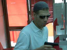 מזהים את השודד?  שוד סניף דואר בבני ברק (צילום: משטרת תל אביב)