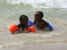 הילדים של מדונה בים (צילום: אורי אליהו)
