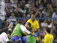 נבחרת ברזיל חוגגת (צילום: רויטרס)